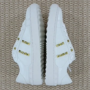 Valentino Rockstud vita sneakers - Snygga vita Valentino Garavani Rockstud sneakers med guldiga nitar🩷(OBS kan reservera skorna eftersom jag är utomlands just nu!) 
