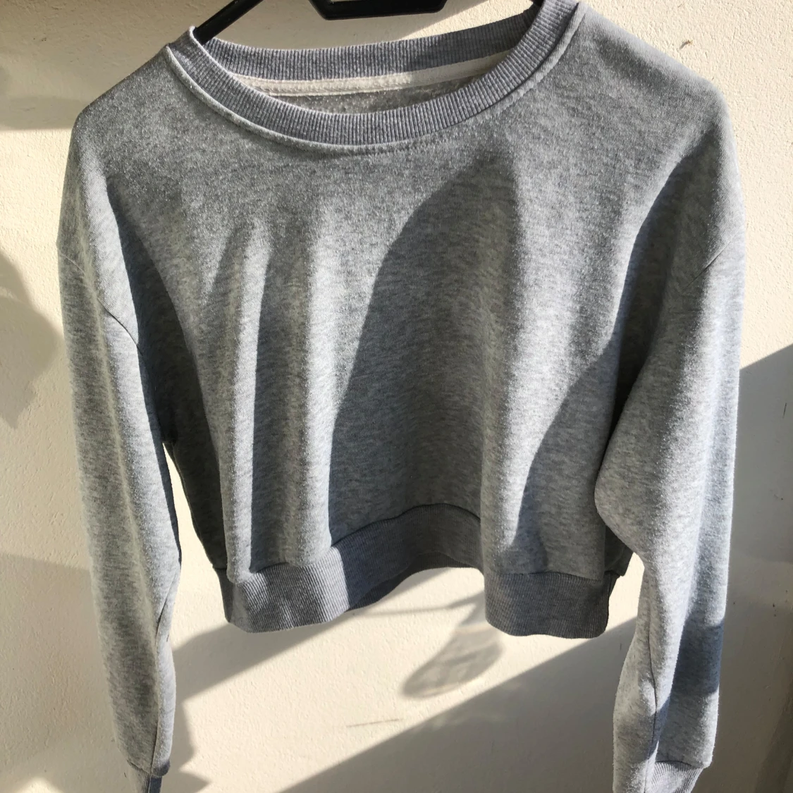 Grå croppad sweatshirt - 1