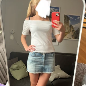 Vit offshoulder topp i bomull S - Säljer en stilren vit offshoulder topp i mjuk bomull. Toppen har korta ärmad och är i storlek S från hm💗💗💗