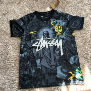 Nike x Stüssy Brasil fotbollströja - En helt ny stüssy x Nike T-shirt. Jätte snygg om man bara vill ha den som en vanlig tröja, annars kan man ha den som en fotboll tränings tröja