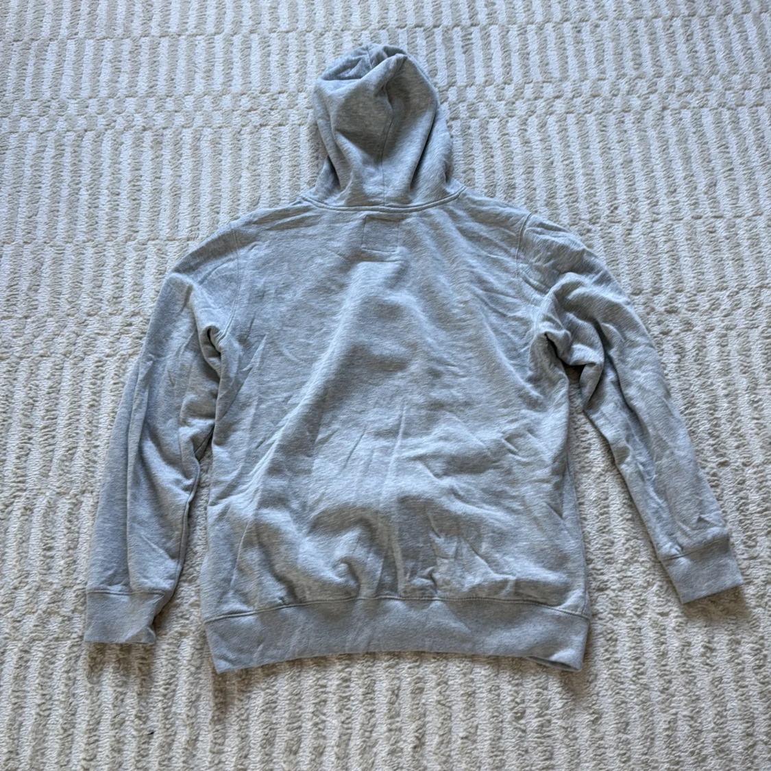 Grå hoodie med huva - 1