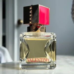 Valentino Voce Viva 30ml -  Valentino Voce Viva, 30 ml flaska. Tyvärr inte i min doft. 2 sprit tagit så helt full flaska. Köpt för 1000kr från kicks. 