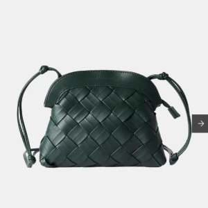 Flätad väska - OBS! Säljer denna modell på väska från Carin Wester fast i beige och brun/vinröd💗 fint skick