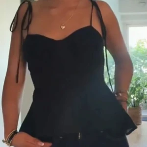 Topp - Säljer denna as snygga topp, storlek L men skulle säga att den är mer som en M💋helt ny aldrig använd (Inte mina bilder)