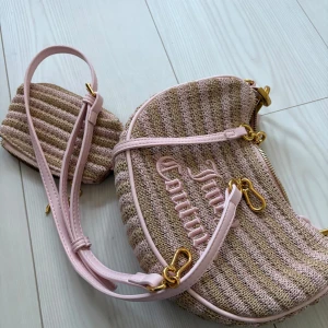 Randig axelväska Juicy Couture beige/rosa - Superfin axelväska från Juicy Couture i beige och ljusrosa med randigt stickat material och guldiga detaljer. Väskan har broderad logga, matchande liten pouch och insida med tryckt logomönster. Säljer då den aldrig har kommit till användning. 💞☀️
