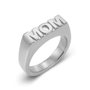 Edblad Silverring med texten MOM - Cool och chunky silverring med texten MOM i stora bokstäver framtill. Ringen har en modern, kantig design och glänsande finish som verkligen sticker ut. Perfekt statement-piece för att hylla din mamma eller dig själv.