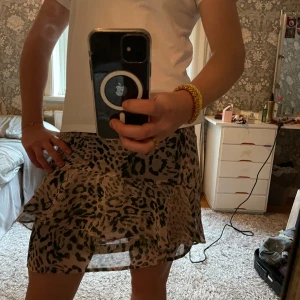 zara kjol - Säljer en super fin kort kjol från zara med leopardmönster i grönt och svart på ljusrosa botten. Köptes förra sommaren och används ett fåtal gånger!                                                             pris kan diskuteras vid snabb affär💖💖