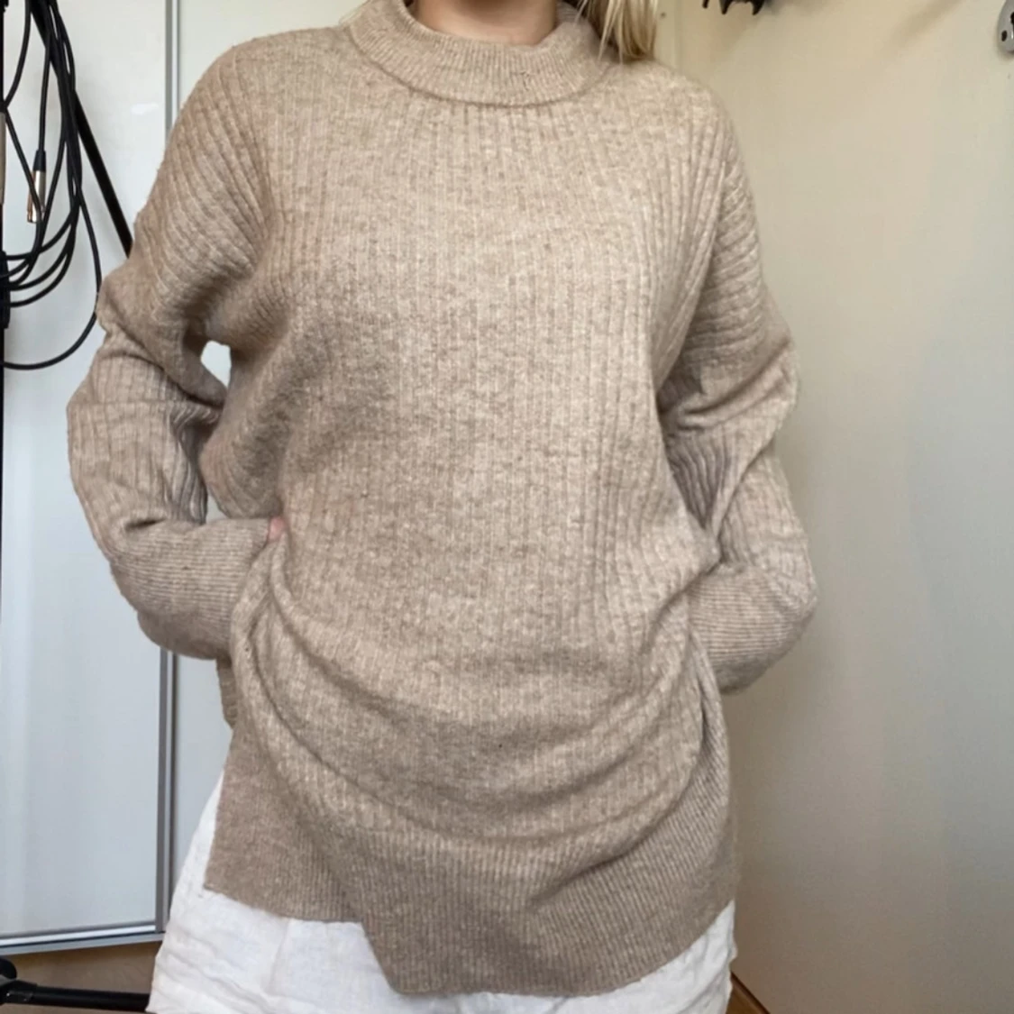 Beige ribbstickad polotröja - 1