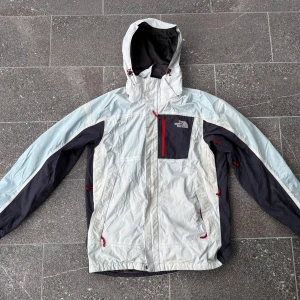 Vintage The North face vindjacka - Riktigt fet vintage North face windbreaker från 00 talet. Perfekt för höst och vår. Jackan har vissa fläckar på armarna men inget som är så pass synligt. Fläckarna går nog att få bort med medel. Jackan funkar för både män och kvinnor