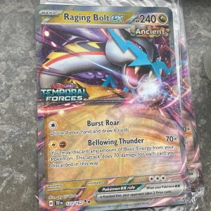 Raging Bolt ex - Coolt Pokémonkort från Scarlet & Violet: Temporal Forces! Raging Bolt ex har 240 HP och episka attacker som Burst Roar och Bellowing Thunder. Perfekt för samlare och spelare som vill boosta sin lek med en kraftfull och snygg kortdesign.