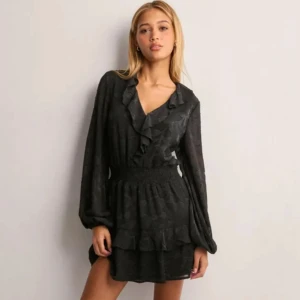 Svart kort volangklänning  - Svart kort klänning från Nelly i 34 ☀️            Använd en gång, ursprungligt pris 399kr