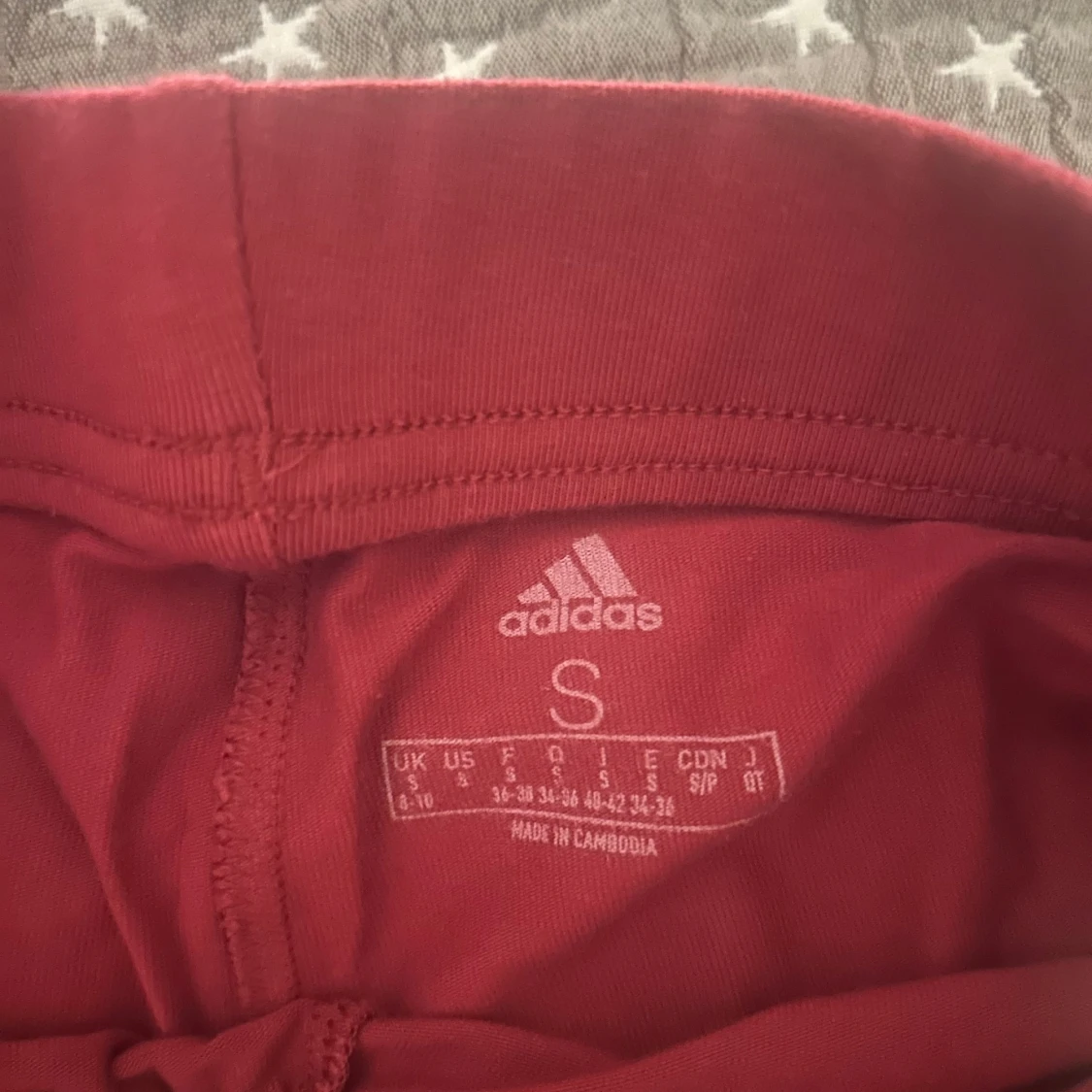 Röda Adidas shorts med vita ränder S - 1