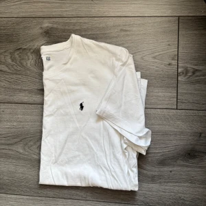 Vit Ralph Lauren T-shirt, stl XL, i mycket bra skick - Skicka gärna vad du tycker att t-shirten är värd, jag är öppen för bud, skicka gärna ett! Vit T-shirt från Ralph Lauren i storlek XL, i mycket bra skick och endast sparsamt använd. Klassisk modell i mjuk bomull med den ikoniska broderade loggan på bröstet. En stilren och tidlös basic med premiumkänsla som passar alla tillfällen. Nypris ca 600 kr,  mitt pris: 199 kr. Kika gärna in min profil, jag lägger upp fler liknande plagg löpande!  Ralph Lauren t-shirt vit herr XL extra large knappt använd m