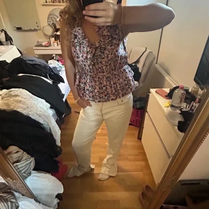 Vita Levi's 501 jeans  - Vita jeans från Levis 501 fast med slit inåt. Kan inte se vad de står för storlek men skulle uppskatta storlek L. Bara och skriva om ni vill ha mått.