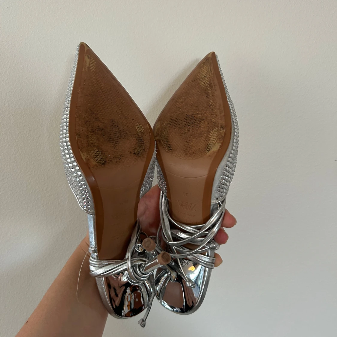 Silvriga pumps med strass från Zara - 3