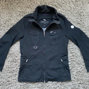 Snoot field jacket - Säljer denna feta j Snoot field jacketen!⭐️Skick : 9/10🙌Storlek S passar S!⭐️NYPRIS = 3000kr! Hör gärna av er om ni har funderingar!👍