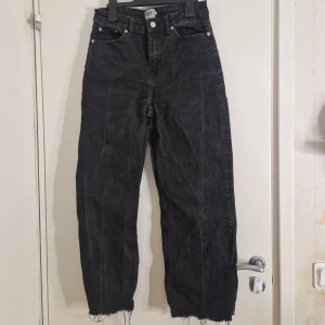 Högmidjade petite jeans  - Svarta högmidjade jeans modellen "Lane" från lager 157. Använda fåtal gånger. Klippta efternågon runt 155cm