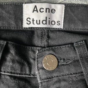 Acne Studios jeans -  Säljer nu dessa sköna acne jeans i färgen svart, måttet är 30/32 och byxorna är i 8/10 skick och visar inga tecken på slitningar, . Slim fit jeans, skriv vid funderingar
