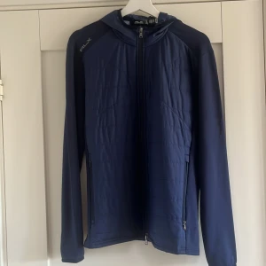 Ralph lauren cardigan - RLX cardigan perfekt till höst o golf! Storlek S tts! Skriv vid intresse 