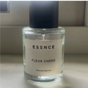ESSNCE Fleur Chere Eau de Parfum 50ml - Säljer denna parfym från ESSENCE! Den luktar jätte gott och det är fortfarande mycket kvar i den! Hör gärna av dig om du undrar något ❤️ Pris kan diskuteras så lämna gärna pris förslag! 🫶🏼 (ny pris 360 kr)
