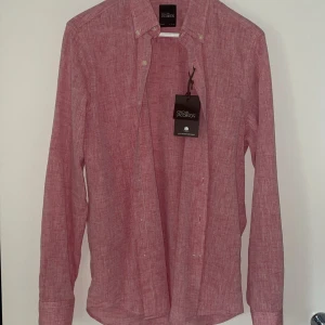 Rosa/Röd linneskjorta Oscar Jacobson M - Helt ny linneskjorta från Oscar Jacobsson i storlek M