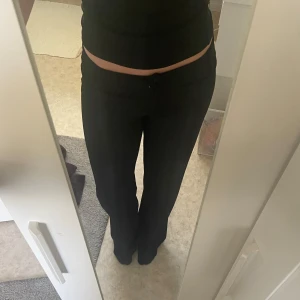 Svarta kostymbyxor från Nelly - Säljer ett par svarta lågmidjade kostymbyxor från Nelly i storlek M.