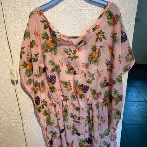Tunn rosa tunika - Tunn mönstrad rosa tunika. Normal i storlek i fint använt skick. 