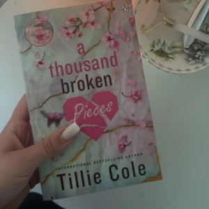 A Thousand Broken Pieces - Säljer eftersom jag fick den i present o inte kommit igång med att läsa den. ☺️