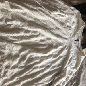 Vit spetsklänning från xlnt 2XL - Superfin vit klänning från xlnt i storlek 2XL. Klänningen har ett vackert spetsmönster med broderade detaljer och är tillverkad i ett mjukt bomullstyg. Perfekt för dig som gillar romantisk och luftig stil.