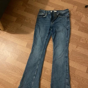  Mid Bootcut flared jeans  - Är 1,59 så dom passar mig perfekt dock behöver dom bara stryckas lite, verkligen jätte fina på, vet inte om dom typ är mid rise eller low för när jag har på mig dom är det mid inte så low passar perfekt till båda er som har  storlek 38 