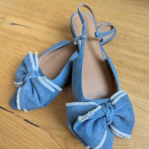 Denim sandaler - Denim sandaler med rosett  Söta blåa denim sandler med rosett på, från H&M. Storlek 41. Nyskick, aldrig använt.       Storlek: 41