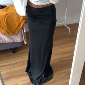 Svart lång kjol - Säljer denna lång kjol då den inte passar mig i längden då jag är ca 155, helt oanvänd med lappen kvar❣️