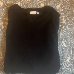 Svart stickad tröja från Vila storlek S - En svart stickad tröja från Vila i storlek S, jätte mysig och skön verkligen! Helt oanvänd endast testad