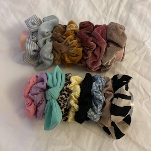23-pack med scrunchies och armband - Säljer 23-pack med massa scrunshies,hårsnoddar och armband! Tvättar scrunshiesen senare! Är öppen för att förhandla med priset!
