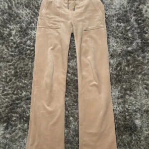 Juicy Couture byxor - Knappt använda juicybyxor i beige. De är strl xxs och passar bra på mig som är 160. 