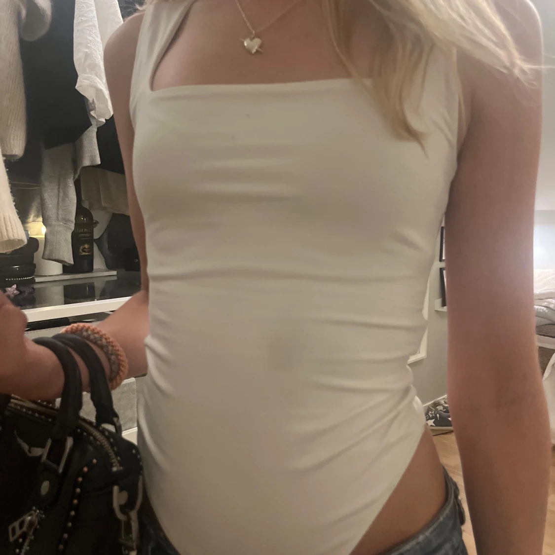 Vit ärmlös linnebody med fyrkantig ringning