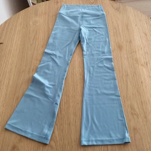 Blå flare leggings från CRZ Yoga - Snygga ljusblå flare leggings från CRZ Yoga. Är väldigt små för att vara s. Är väldigt stretchiga men är för korta för mig som är 168 skulle rekomendera för någon under 160 som har storlek xs eller mindre