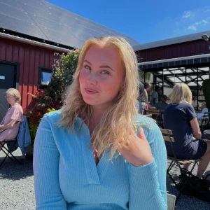 Ljusblå ribbad klänning med krage - Superfin ljusblå ribbad klänning från Nelly med lång ärm och v-ringning. Klänningen har en snygg krage och är i stretchigt material som sitter skönt. Perfekt för dig som gillar en enkel men trendig look.