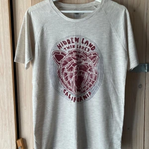 Asos t-shirt - Vitgrå tisha. HIDDEN LAND TWIN LAKES CALIFORNIA på framsidan. Oanvänd, storlek Small men åt det större hållet för att vara S. Upphämtning i Stockholm fungerar.