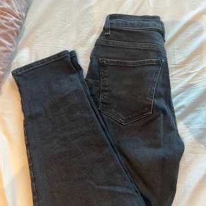 Mom jeans Gina tricot  - Säljer ett par svarta mom jeans från Gina tricot  i storlek 34.Materialet är mjukt denim som sitter skönt hela dagen