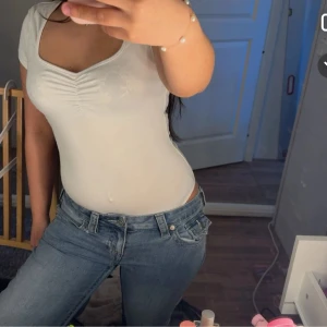vit body - så snygg body men har en minimal fläck 😙