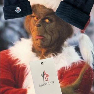 Svart Monclear Beanie - Köpte den för 1100 först till kvarn. Har kvitto. Pris kan diskuteras