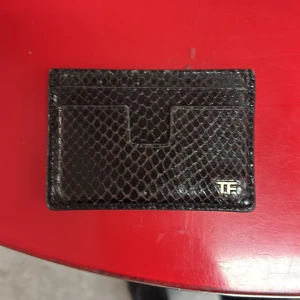 Tom Ford korthållare - Hejsan, tänker sälja min tom Ford korthållare har haft den i 3 månader anledning till att den ska säljas är att den ligger oftast bara hemma. Original pris 3500kr