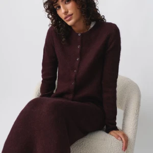 Vinröd Kofta från Gina Tricot  - Säljer den här superfina koftan från Gina Tricot i storlek S. Den är använd men fortfarande väldigt bra skick. Helt slutsåld och eftertraktad. Skriv för egna bilder eller vid frågor!!💓