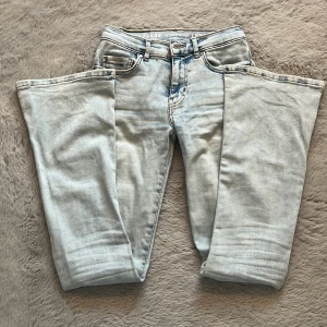 Utsvängda jeans - Så fina ljusblåa utsvängda jeans i ett skönt och stretchigt material. Midjemått: 31 cm, innerbenslängd: 76,5 cm💕💕