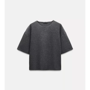 Stickad T-shirt  - Oanvänd med lappen kvar och köpt för 229💕💕slutsåld 