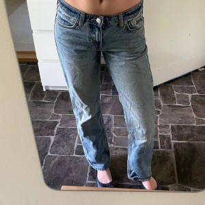 Lågmidjade jeans  - Lågmidjade jeans från weekday i modellen Arrow.  Jättefint skick utan några defekter! 