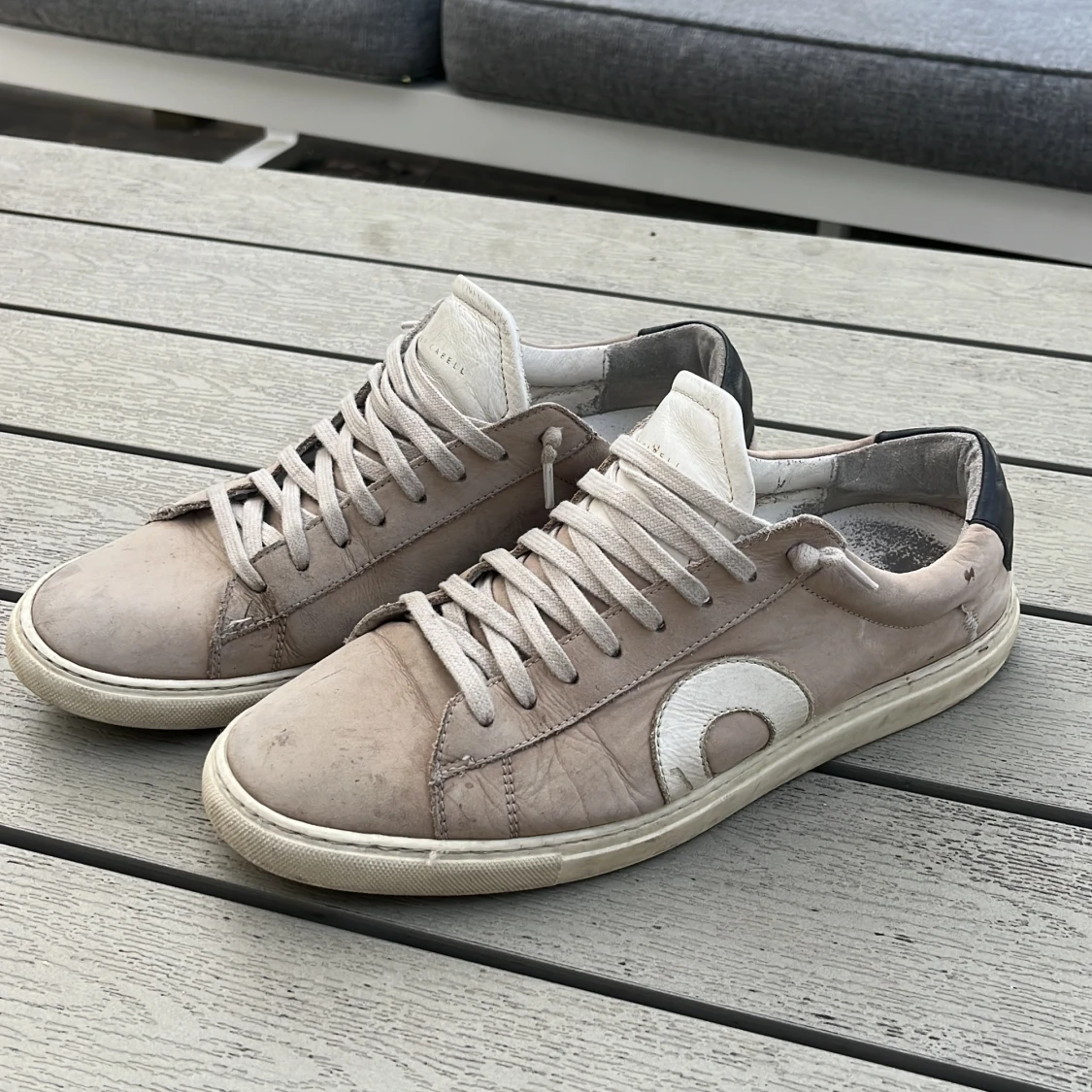 Beige sneakers från Oliver Cabell
