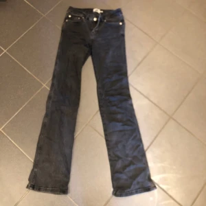 Svarta bootcut jeans från 157, XXS - Svarta jeans från 157 i modellen bootcut med full längd. Dom är lågmidjade. Har använt Max 5 gånger men nu är dom för korta för mig men dom är super fina!
