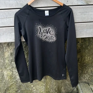 HELT NY  träningströja från elitXpression - Svart långärmad träningströja från elitXpression med texten 'Love 2 Skate'. Tröjan är i stretchigt syntetmaterial, perfekt för träning på is och off ice eller bara vanlig träningströja. NYPRIS 670kr 🌸💕